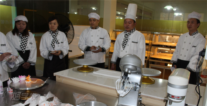 茶点餐饮学员实操制作蛋糕