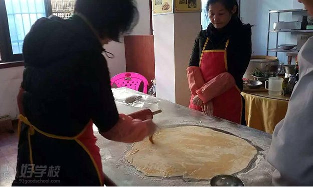 长沙新食玳餐饮培训学校学员实操现场.png